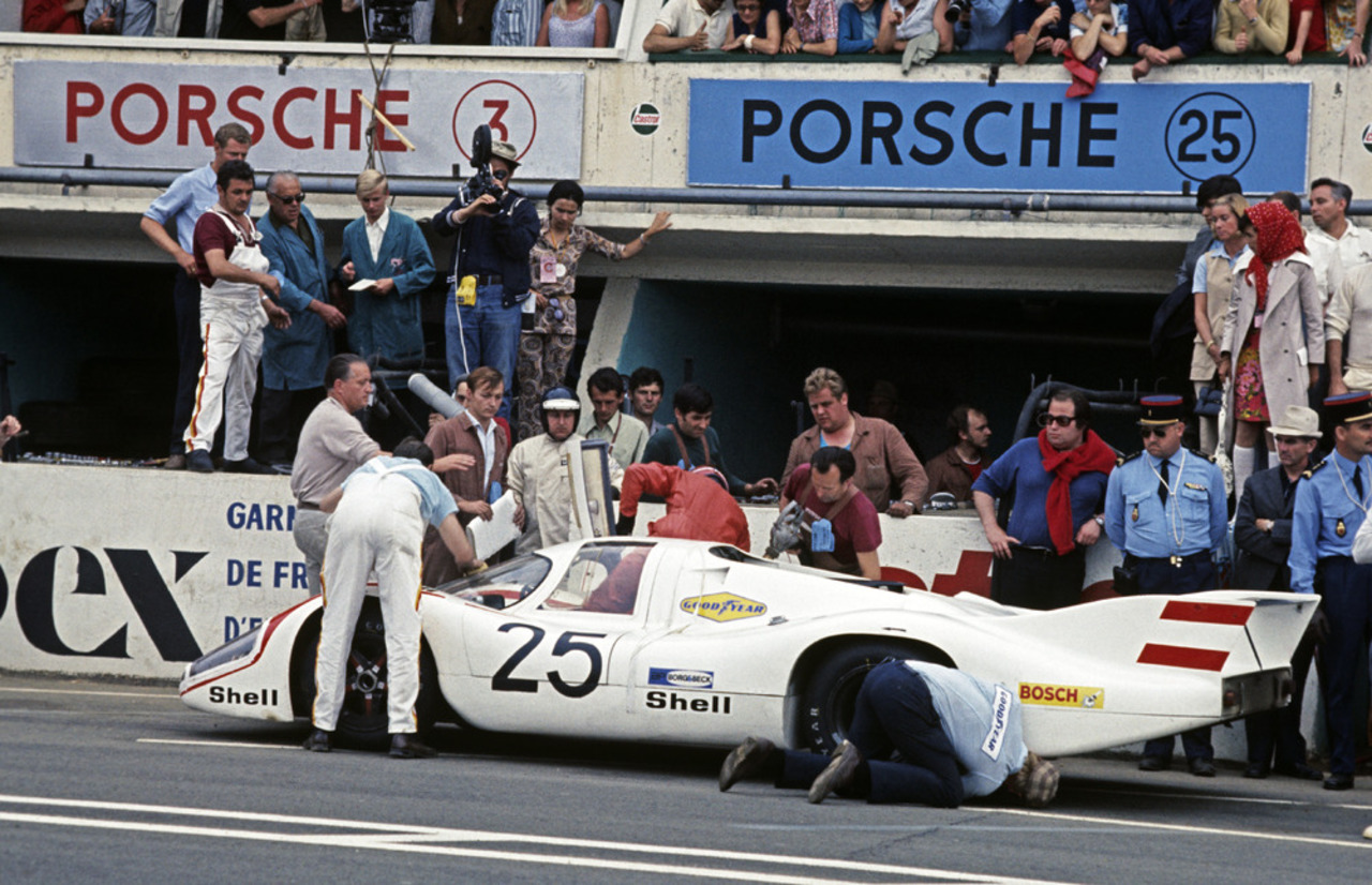 Porsche gratuliert Motorsport-Legende Kurt Ahrens zum 80. Geburtstag