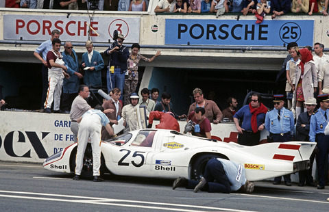 Porsche gratuliert Motorsport-Legende Kurt Ahrens zum 80. Geburtstag