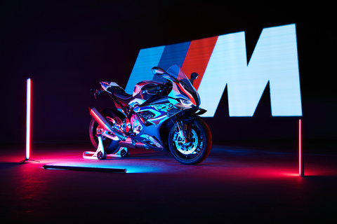 P90398260_highRes_the-new-bmw-m-1000-r.jpg