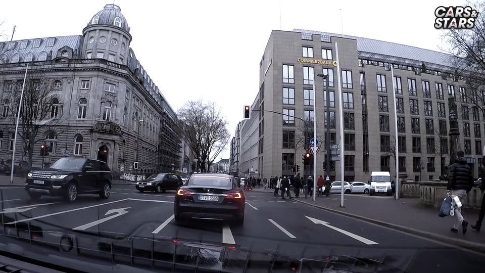 Cars&Stars in Düsseldorf: Freddy Kremer teste den Tesla Modell S – E-Mobilität pur...