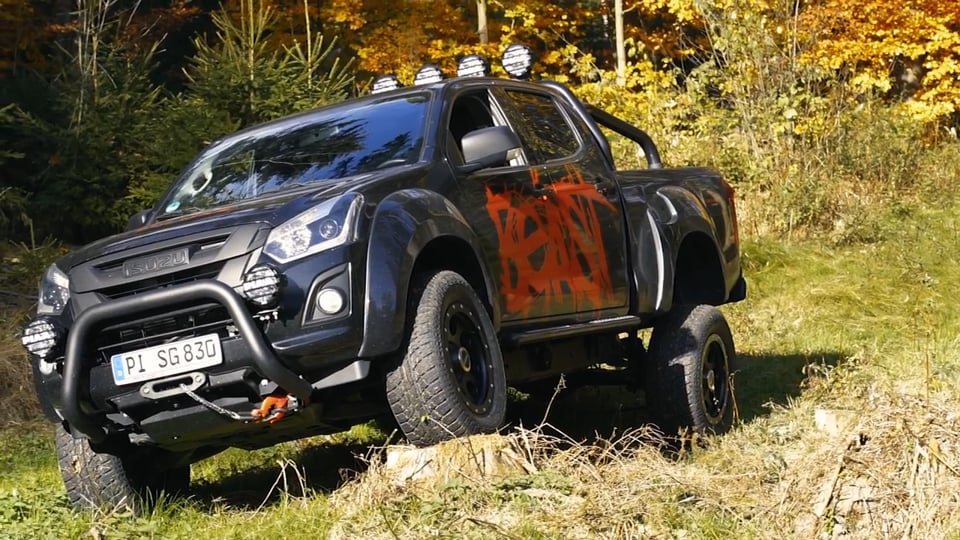 Isuzu D-Max BEAST mit zwei Höherlegungen, Body Kit und Scheinwerfern