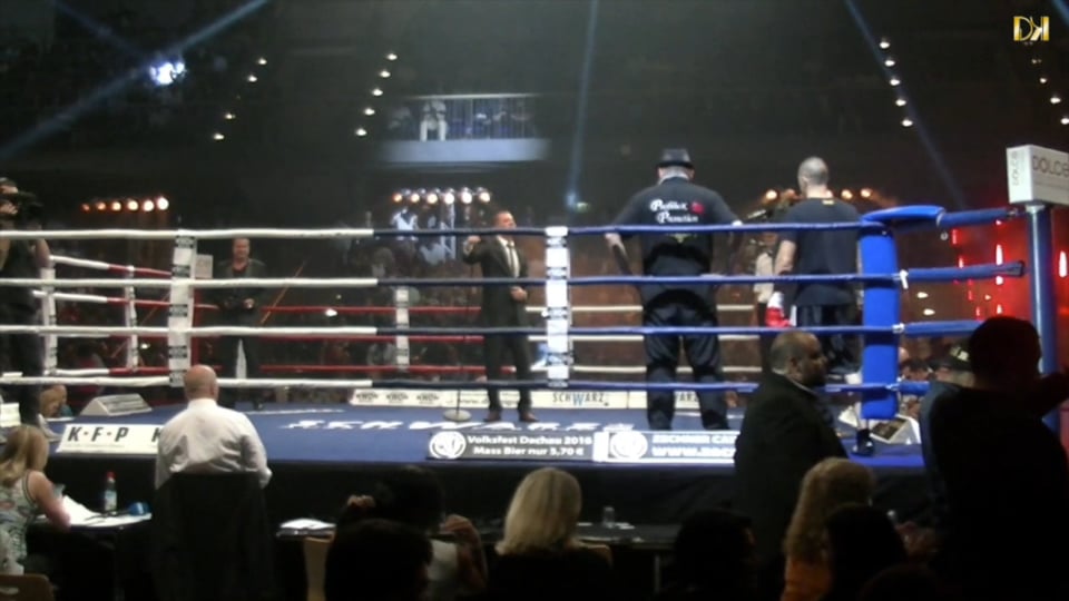 Dave is on the road – Zu Besuch bei Petkos Fight Night. Dave Kaufmann singt im Boxring für Toni Kraft.