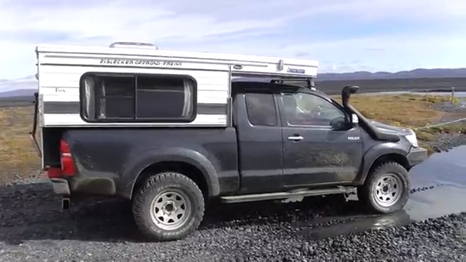 Teil 1/6: Island mit der Wohnkabine. Toyota Hilux mit Four Wheel Campers Fox