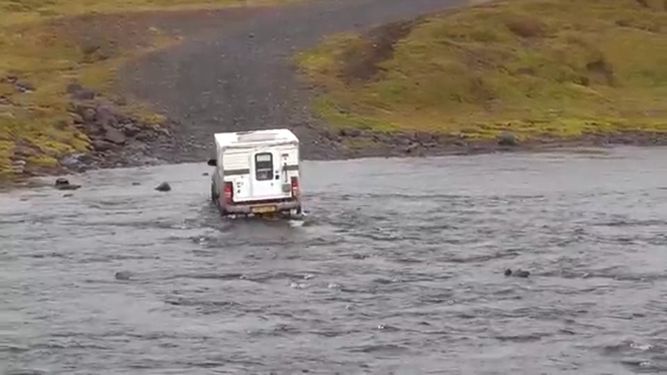 Teil 3/6: Island mit der Wohnkabine. Toyota Hilux mit Four Wheel Campers Fox