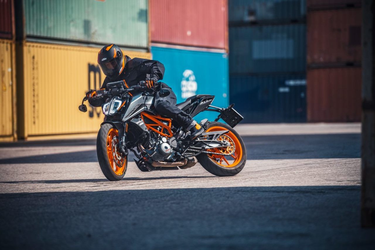 KTM präsentiert die KTM 125 DUKE und KTM 390 DUKE des Modelljahres 2021.