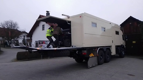 Verlanden eines Polaris RZR in ein Volvo FMX 6x6 Fernreisemobil der Luxusklasse (BQ).jpg