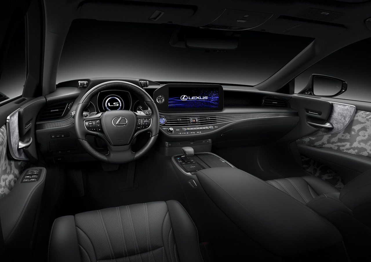 Handgefertigte Schönheit im neuen Lexus LS: Innen- und Außendesign weiterentwickelt.