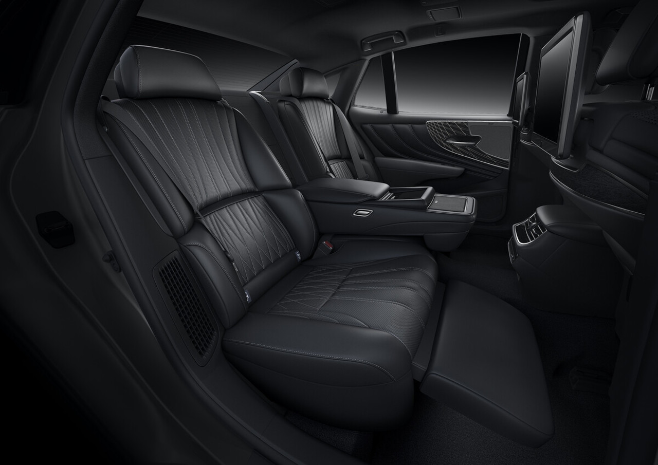 Handgefertigte Schönheit im neuen Lexus LS: Innen- und Außendesign weiterentwickelt.