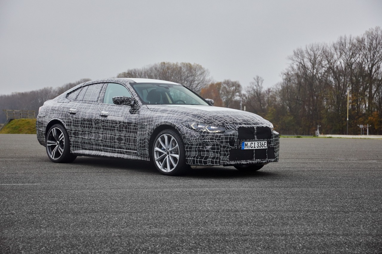 „Nur schnell geradeaus beschleunigen, das reicht bei BMW nicht.“ Der BMW i4 "(Prototyp)