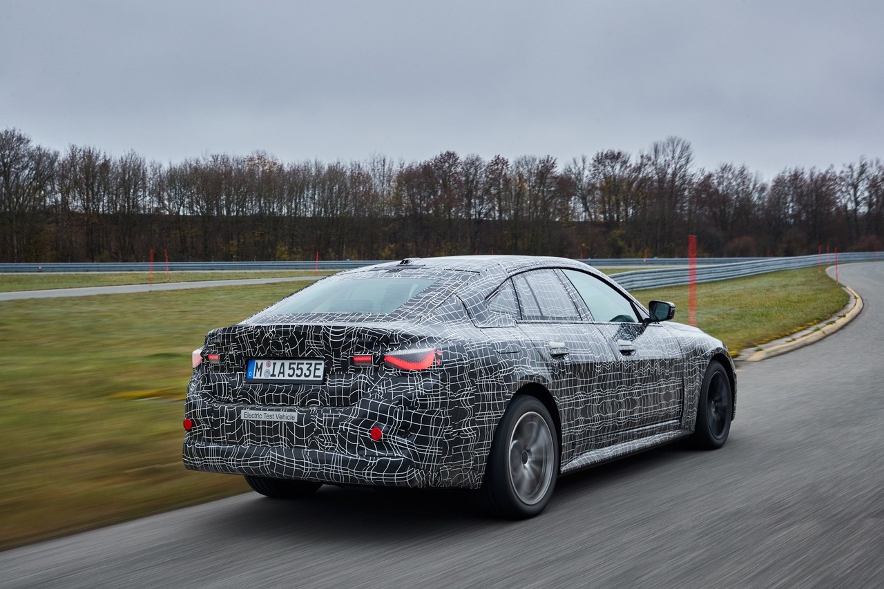 „Nur schnell geradeaus beschleunigen, das reicht bei BMW nicht.“ Der BMW i4 "(Prototyp)