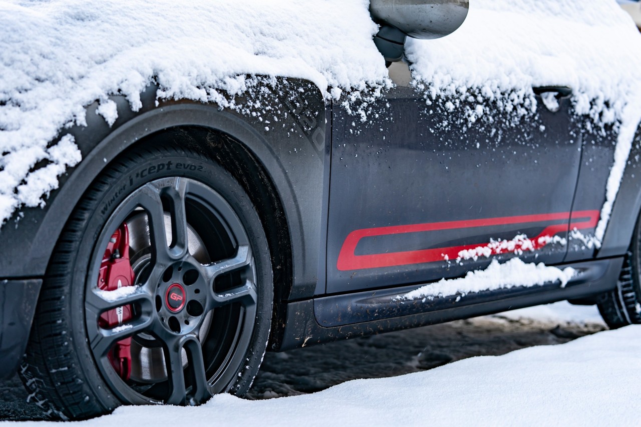 Auch Eis und Schnee halten ihn nicht auf: Der MINI John Cooper Works GP mit speziellen Winterreifen.