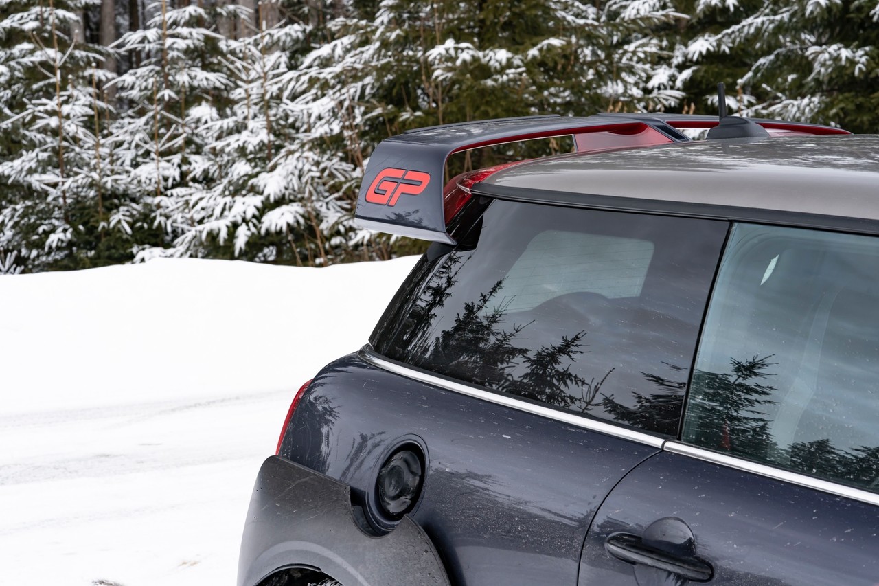Auch Eis und Schnee halten ihn nicht auf: Der MINI John Cooper Works GP mit speziellen Winterreifen.