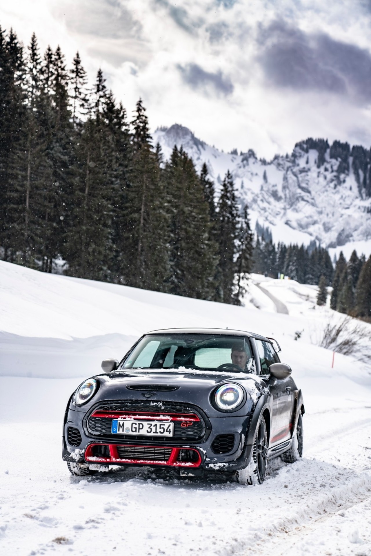 Auch Eis und Schnee halten ihn nicht auf: Der MINI John Cooper Works GP mit speziellen Winterreifen.