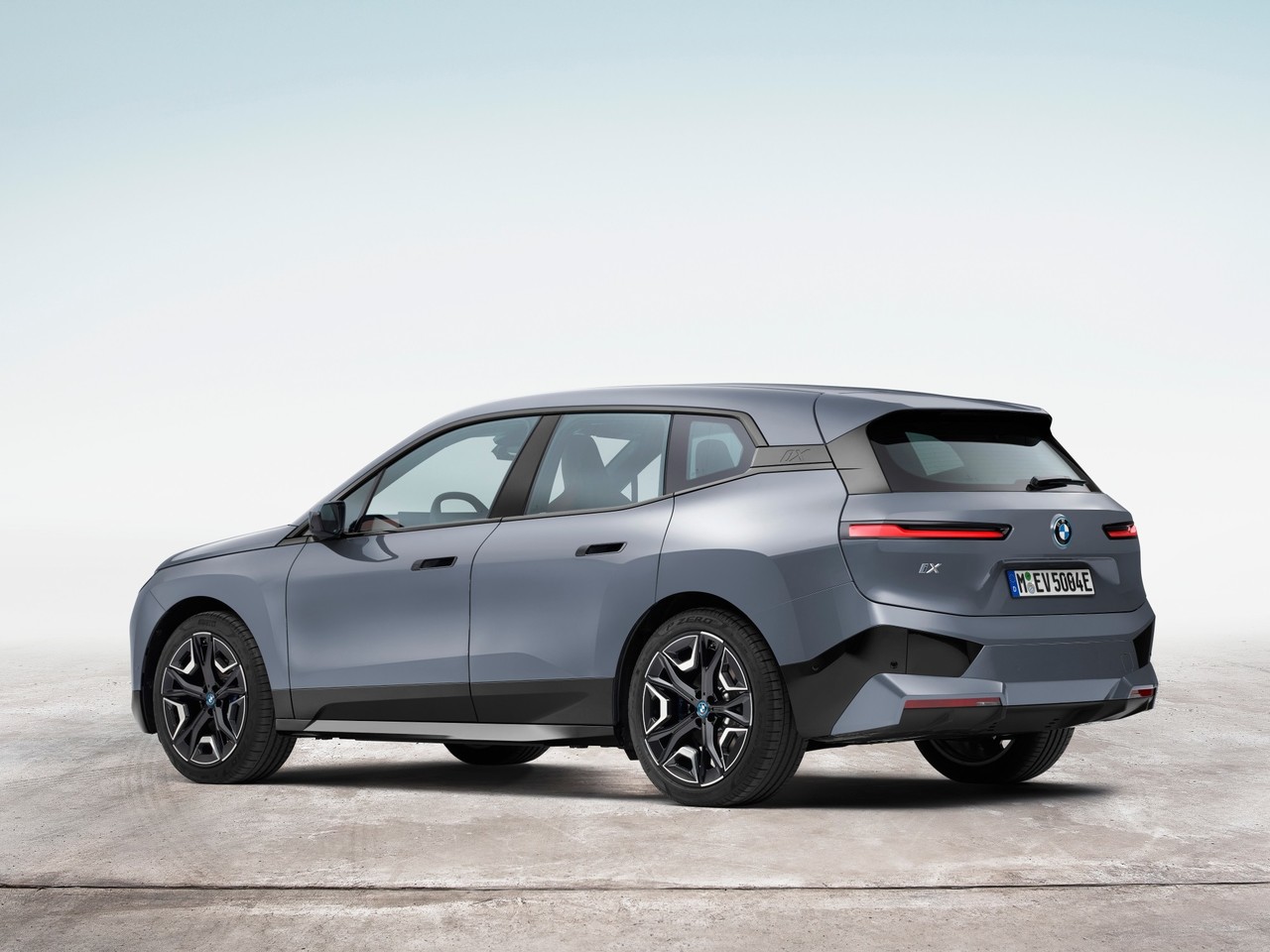 Der neue BMW iX xDrive40 und der neue BMW iX xDrive50.