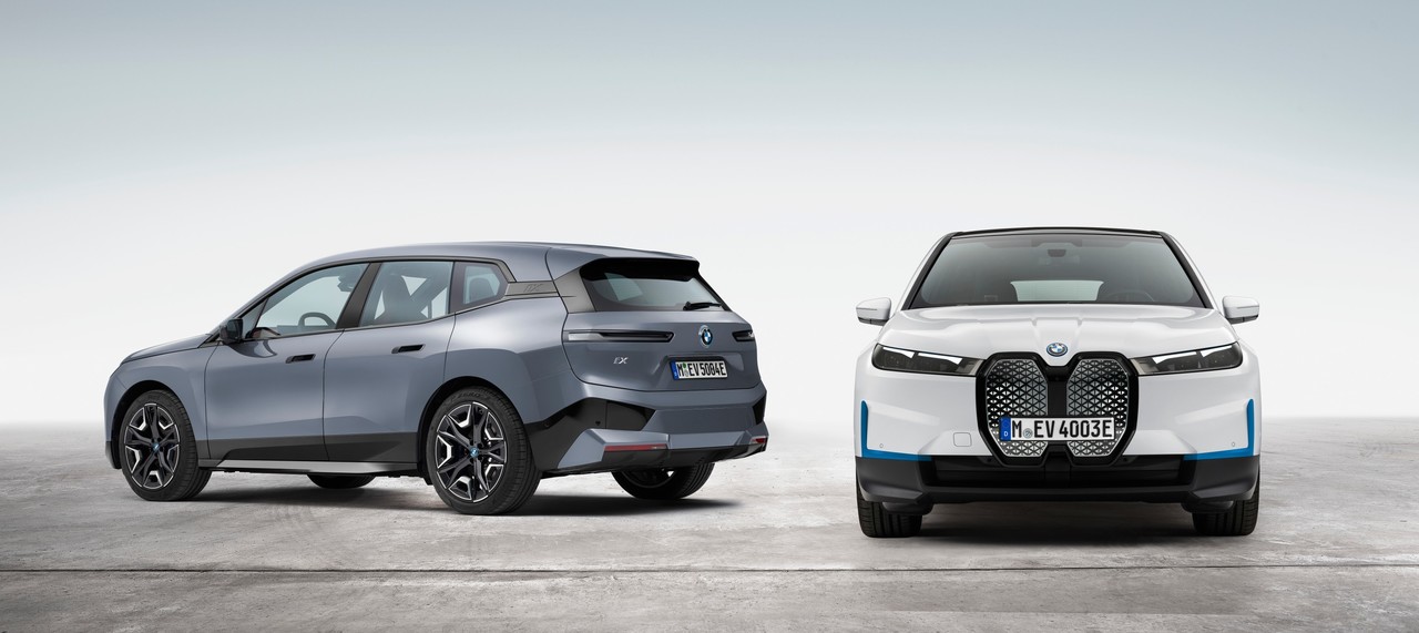 Der neue BMW iX xDrive40 und der neue BMW iX xDrive50.