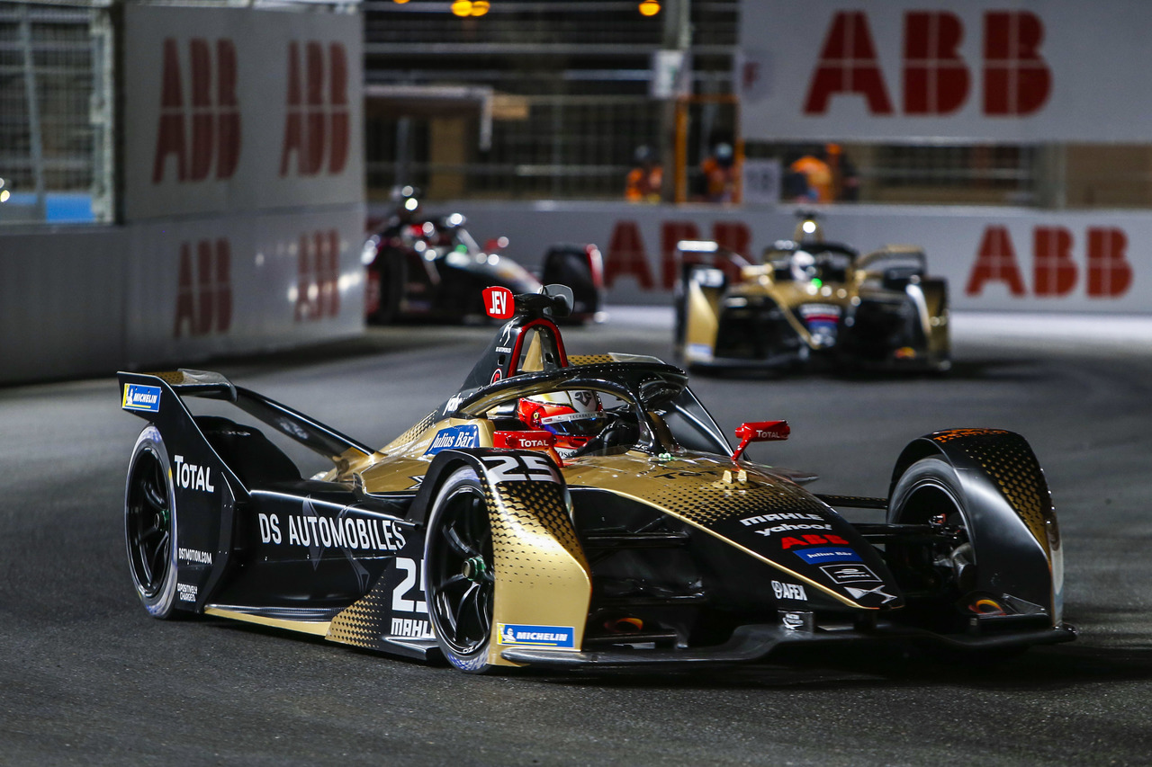 3… 2… 1… Vollstrom: Premiere für neuen Formel E Rennwagen in Rom.
