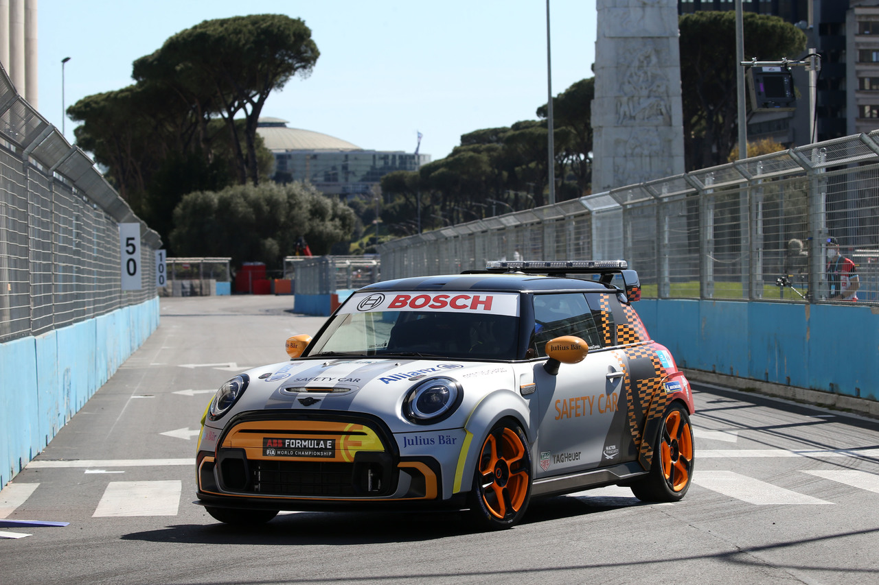 Neues FIA Formula E Safety Car der BMW Group feierte beim Rome E-Prix seine Premiere: der MINI Electric Pacesetter inspired by JCW.