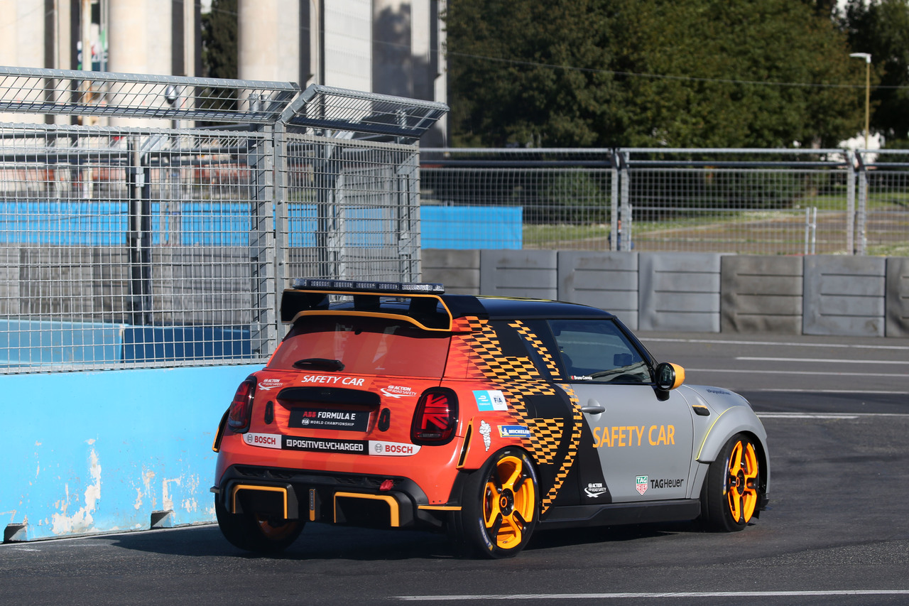 Neues FIA Formula E Safety Car der BMW Group feierte beim Rome E-Prix seine Premiere: der MINI Electric Pacesetter inspired by JCW.