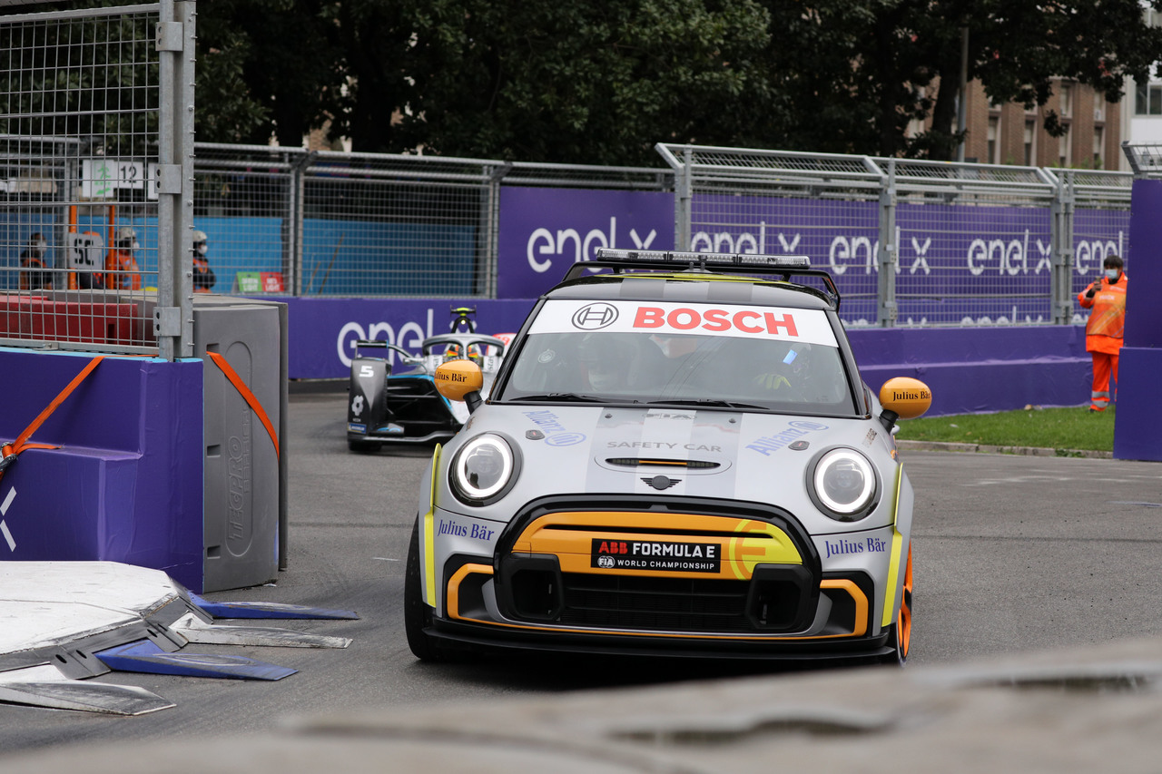 Neues FIA Formula E Safety Car der BMW Group feierte beim Rome E-Prix seine Premiere: der MINI Electric Pacesetter inspired by JCW.