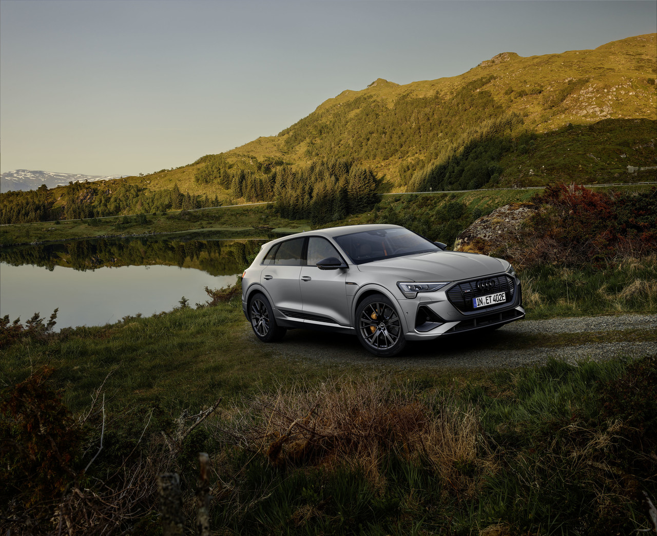 Progressiv und sportlich ins neue Modelljahr: die Audi e-tron S line black edition.