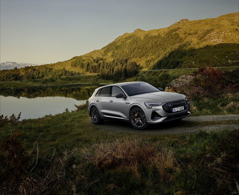 Progressiv und sportlich ins neue Modelljahr: die Audi e-tron S line black edition.