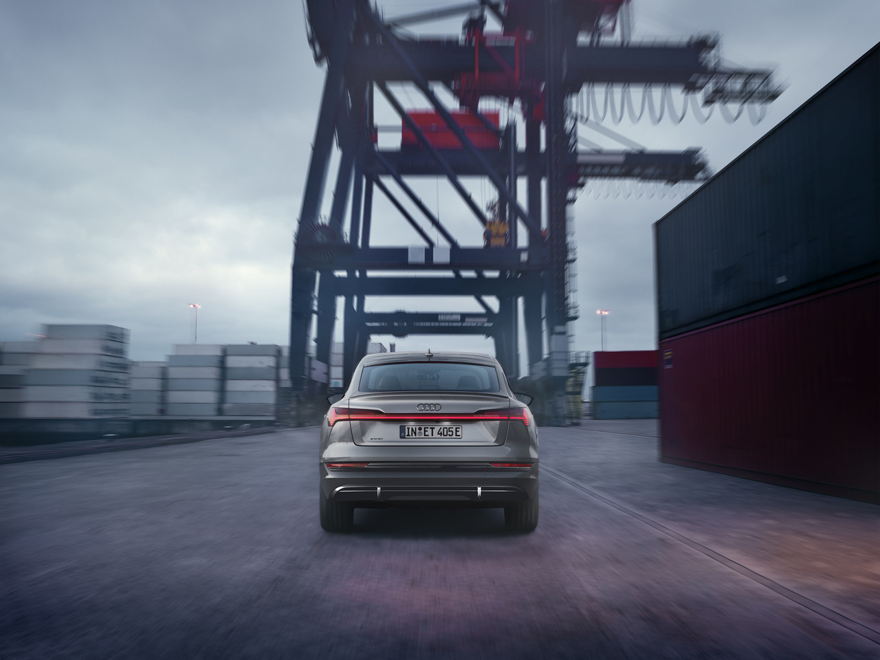 Progressiv und sportlich ins neue Modelljahr: die Audi e-tron S line black edition.