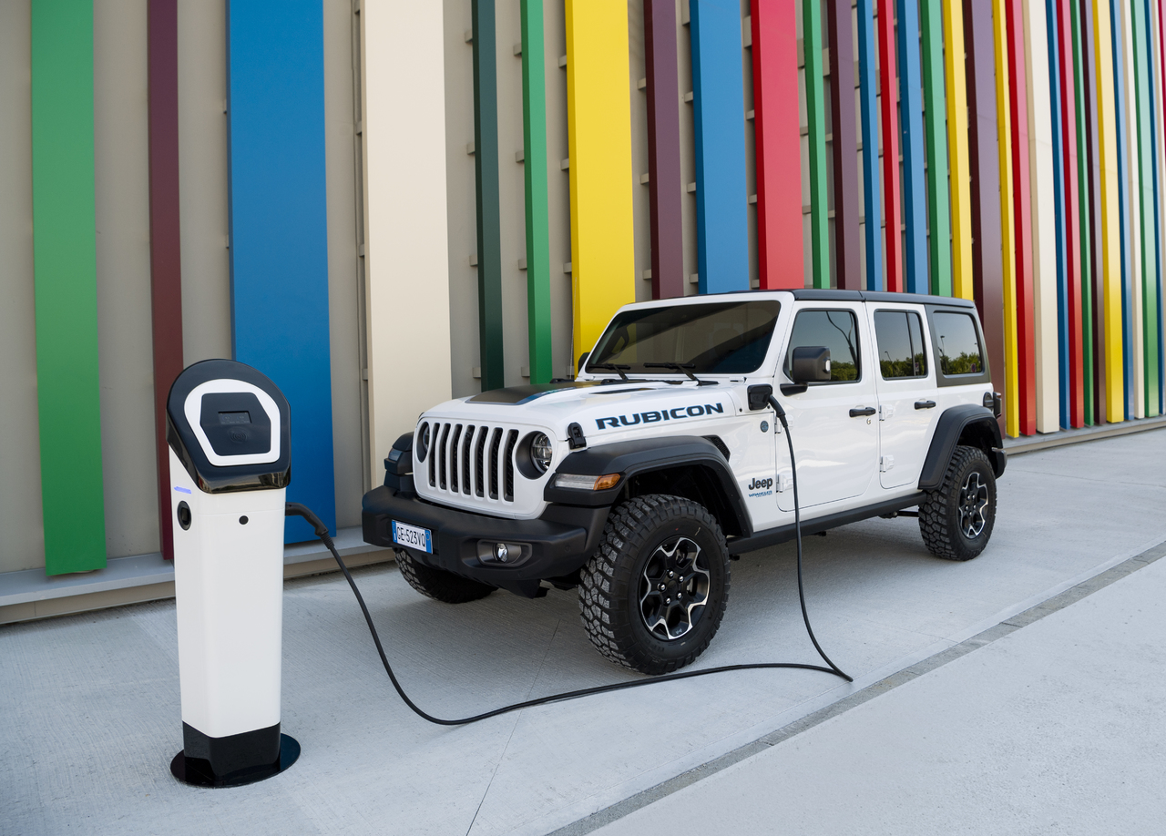 Der neue Jeep® Wrangler Unlimited 4xe kombiniert das Beste von 4x4 und Elektro und sichert so seinen ikonischen Status.