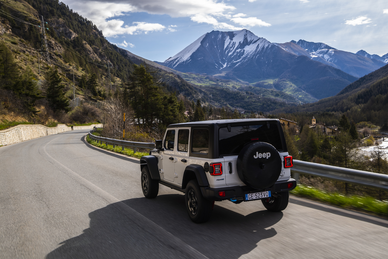 Der neue Jeep® Wrangler Unlimited 4xe kombiniert das Beste von 4x4 und Elektro und sichert so seinen ikonischen Status.