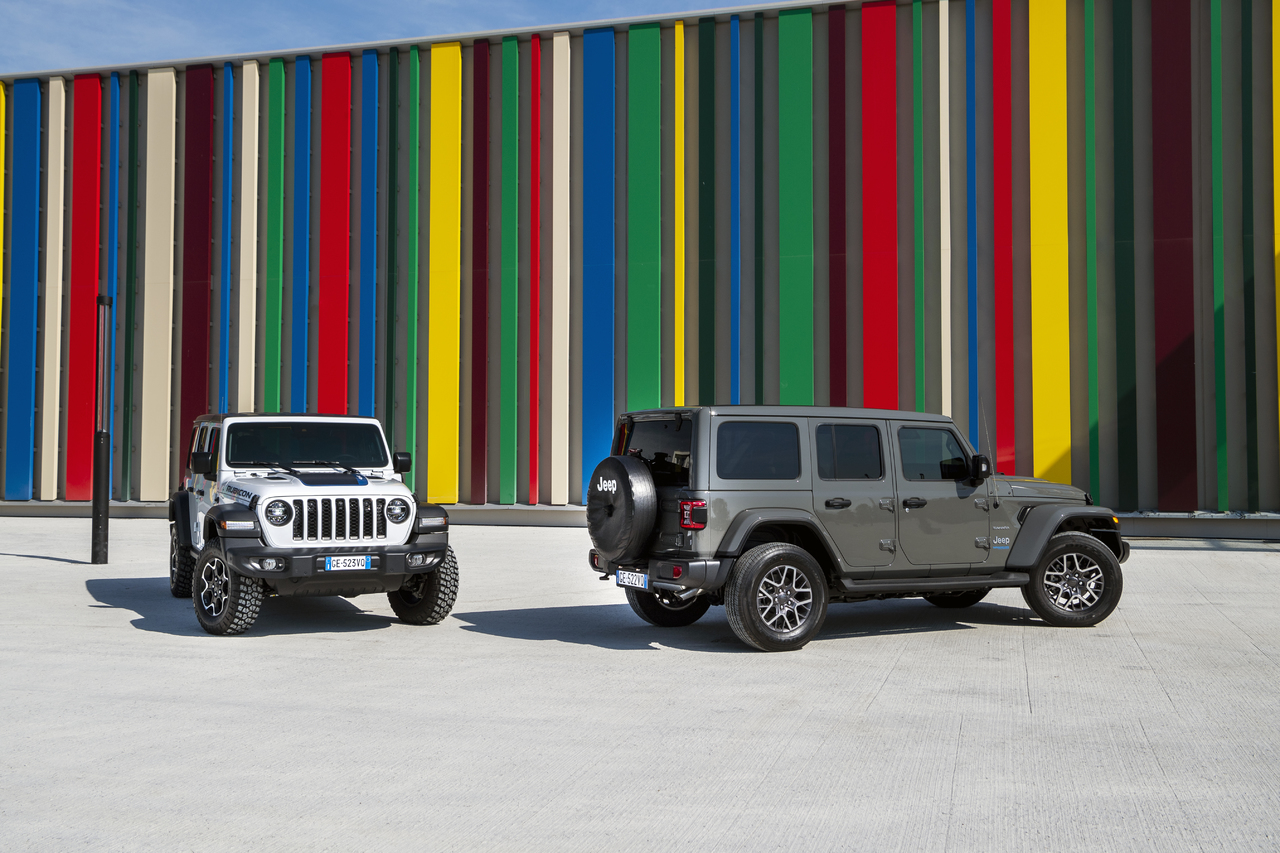 Der neue Jeep® Wrangler Unlimited 4xe kombiniert das Beste von 4x4 und Elektro und sichert so seinen ikonischen Status.