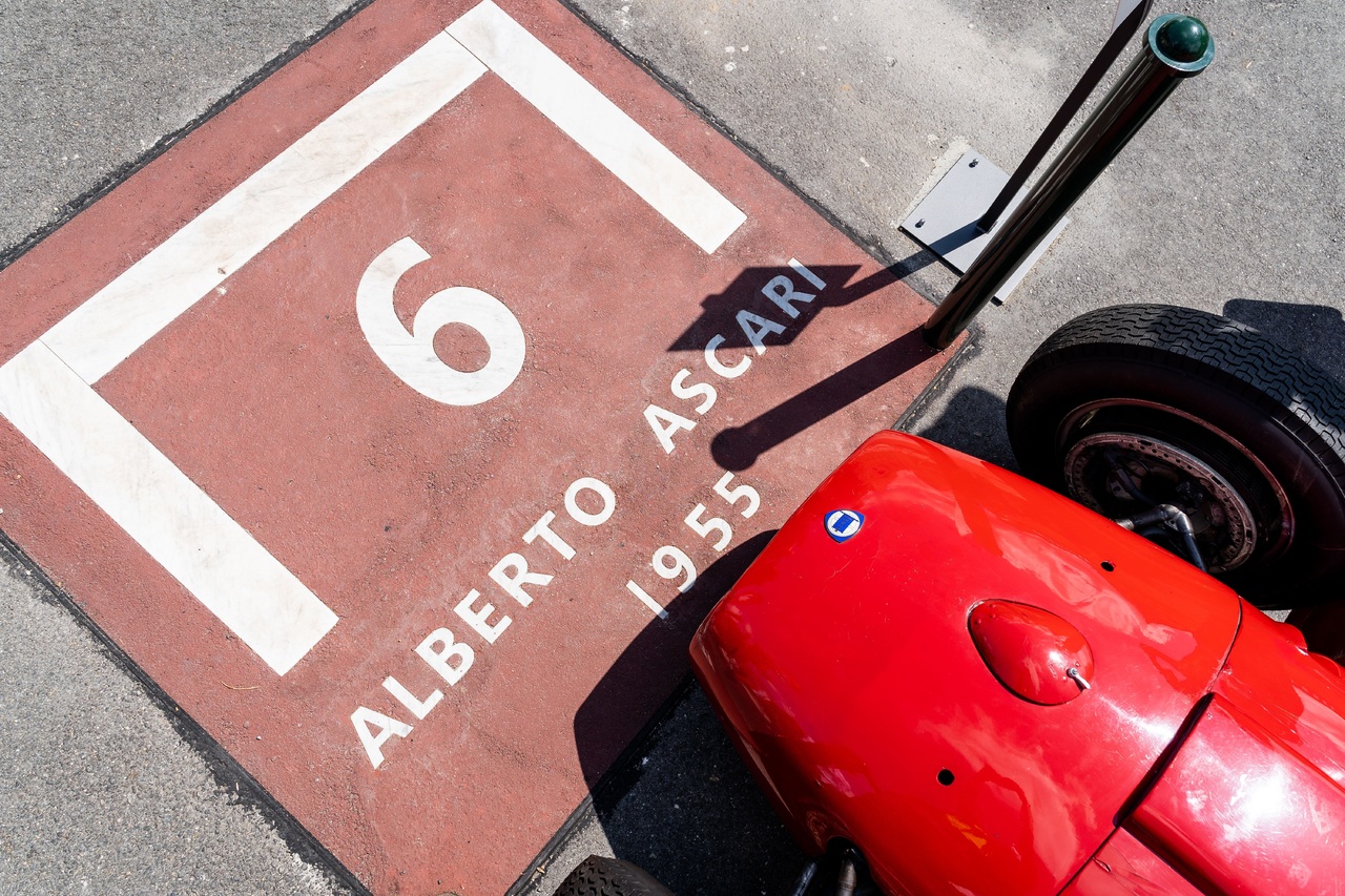 Formel-1-Klassiker Lancia D50 und Rennfahrerlegende Alberto Ascari im Turiner Parco del Valentino geehrt