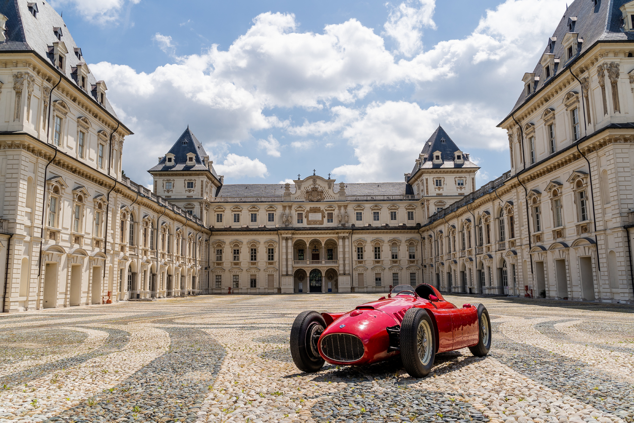 Formel-1-Klassiker Lancia D50 und Rennfahrerlegende Alberto Ascari im Turiner Parco del Valentino geehrt
