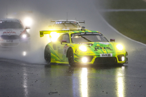 24 Stunden Nürburgring Porsche Manthey Zwischenbericht Regen 2021.jpg