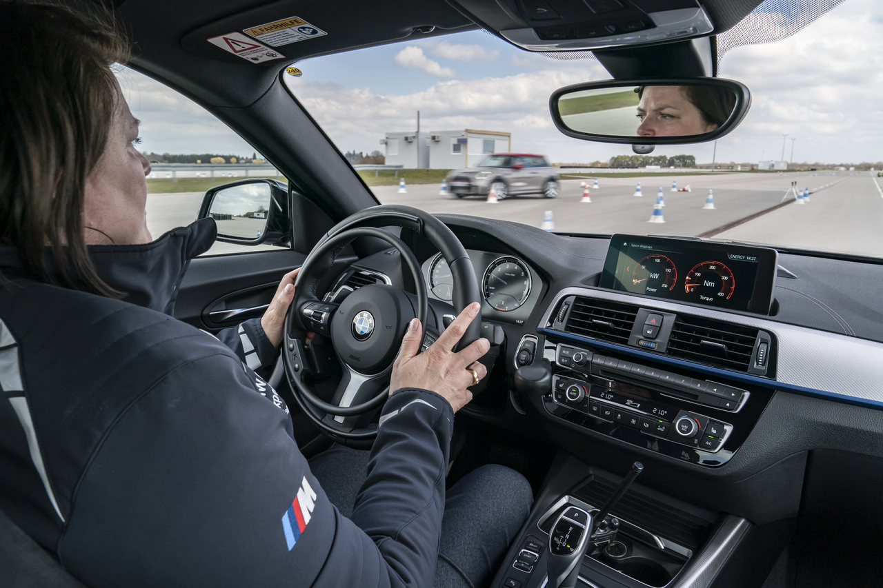 Freiheit und Fahrspaß: Die BMW und MINI Driving Experience für Menschen mit Behinderung.