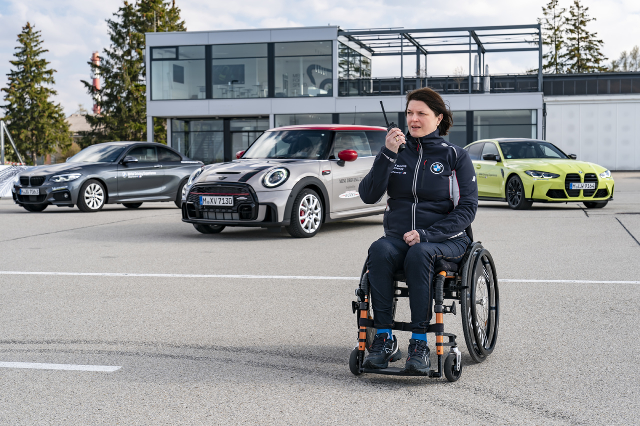 Freiheit und Fahrspaß: Die BMW und MINI Driving Experience für Menschen mit Behinderung.