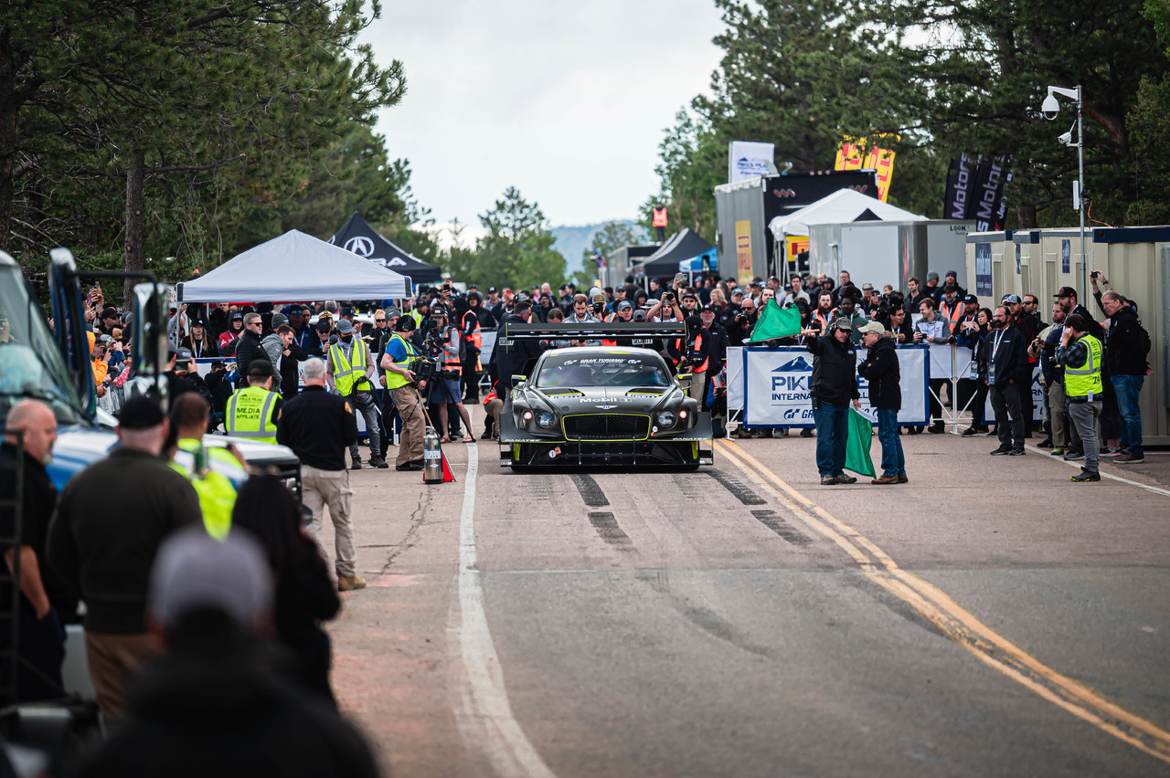 Bentley bringt Geschwindigkeit und Nachhaltigkeit zum Pikes Peak (Hillclimb 2021)...