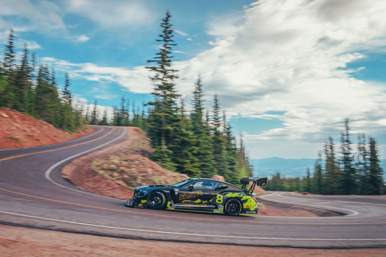 Bentley bringt Geschwindigkeit und Nachhaltigkeit zum Pikes Peak (Hillclimb 2021)...