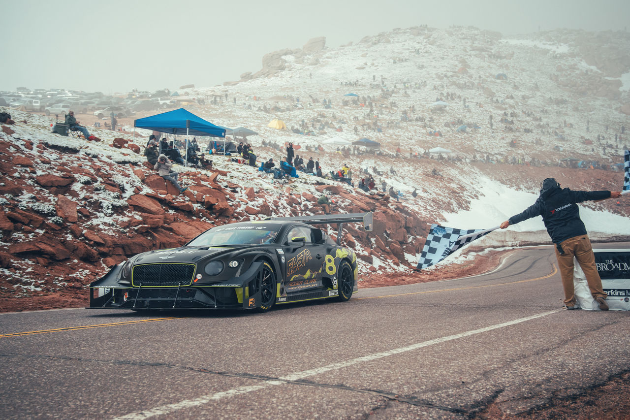 Bentley bringt Geschwindigkeit und Nachhaltigkeit zum Pikes Peak (Hillclimb 2021)...