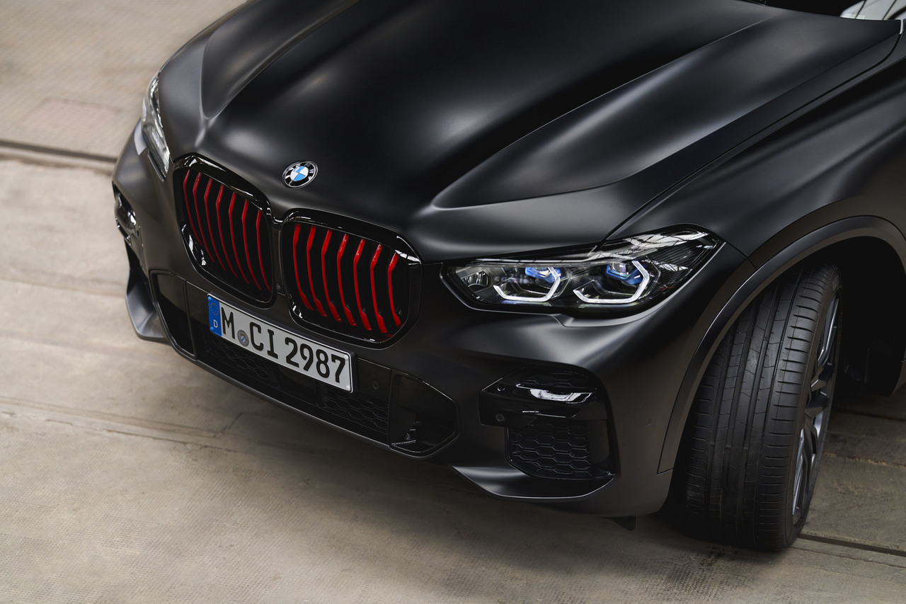 Individuelle Ausstrahlung, eindrucksvolle Präsenz: Limitierte Editionen Black Vermilion von BMW X5 und BMW X6 sowie BMW X7 in Frozen Black metallic.