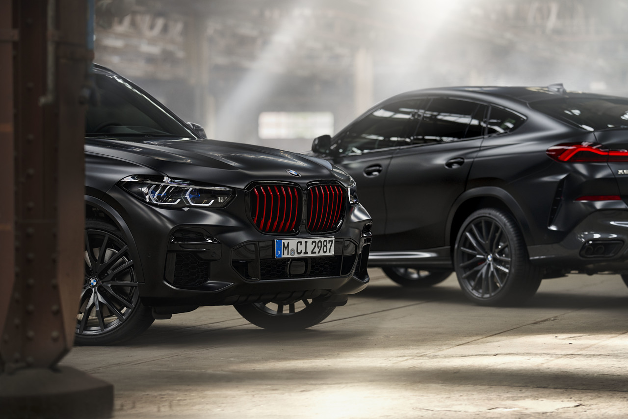 Individuelle Ausstrahlung, eindrucksvolle Präsenz: Limitierte Editionen Black Vermilion von BMW X5 und BMW X6 sowie BMW X7 in Frozen Black metallic.