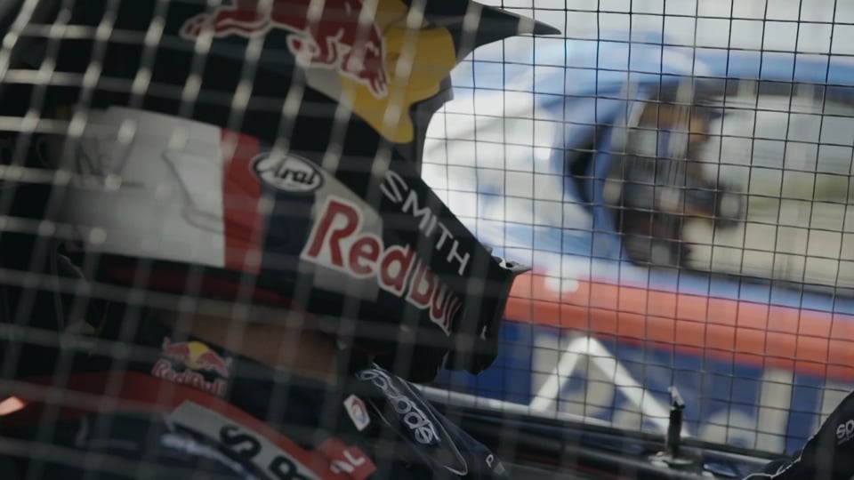 2017: Carlos Sainz vs. Carlos Sainz Jr. – A race to define who is faster in a car cross. (English)
