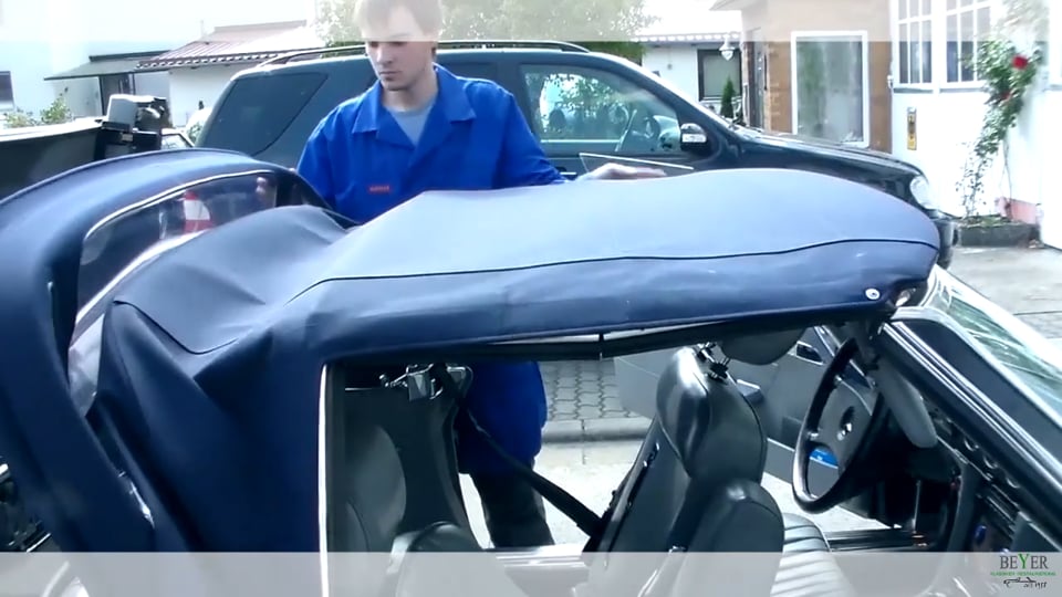 Mercedes R107 - Schließen des Verdecks