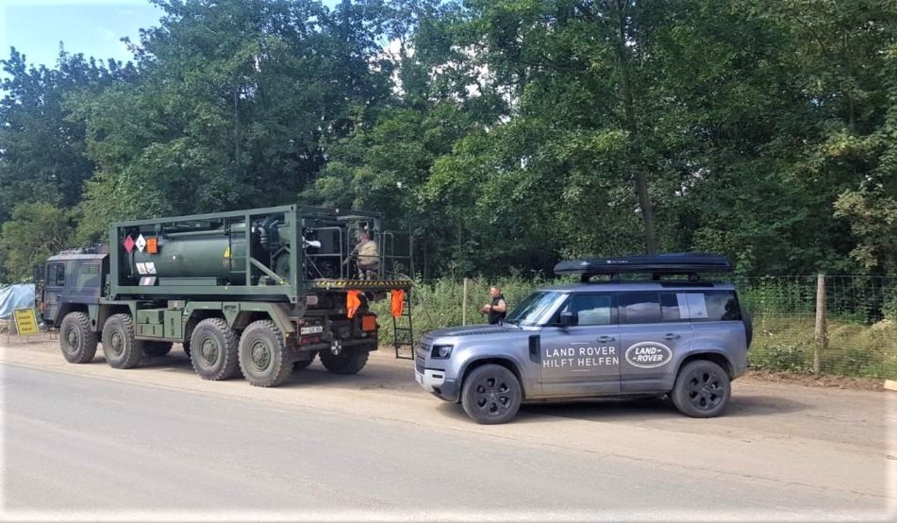 Aktion „Land Rover hilft Helfen“ bringt ein wenig Hoffnung zu den Opfern der Flutkatastrophe.