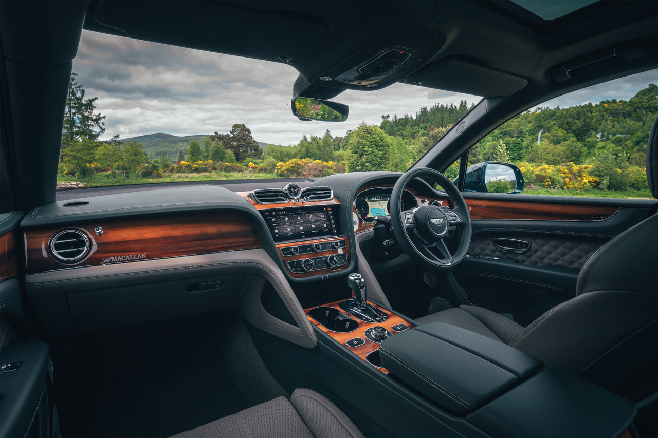 BENTLEY LIEFERT BENTAYGA HYBRID FÜR DAS MACALLAN-GUT