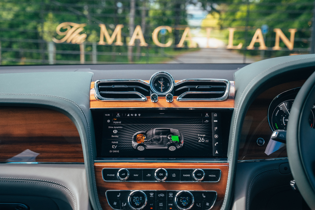 BENTLEY LIEFERT BENTAYGA HYBRID FÜR DAS MACALLAN-GUT