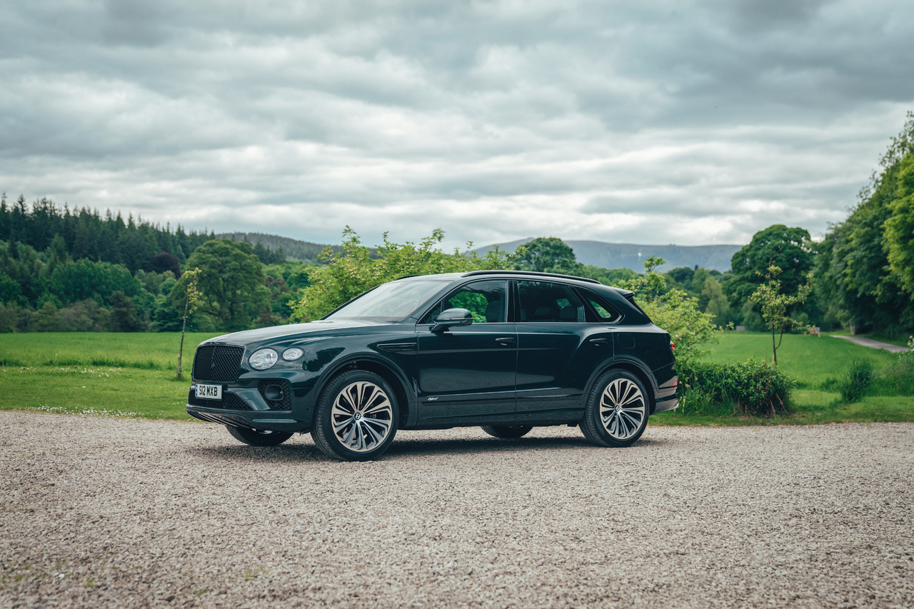 BENTLEY LIEFERT BENTAYGA HYBRID FÜR DAS MACALLAN-GUT