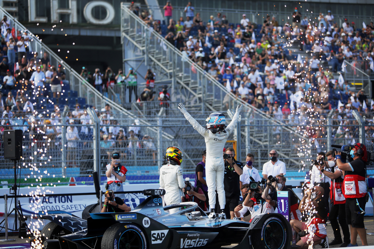 ABB Formel E – Erfolgreicher Saisonabschluss: Mercedes-EQ Formel E Team gewinnt die Fahrer- und Team-Weltmeisterschaft.