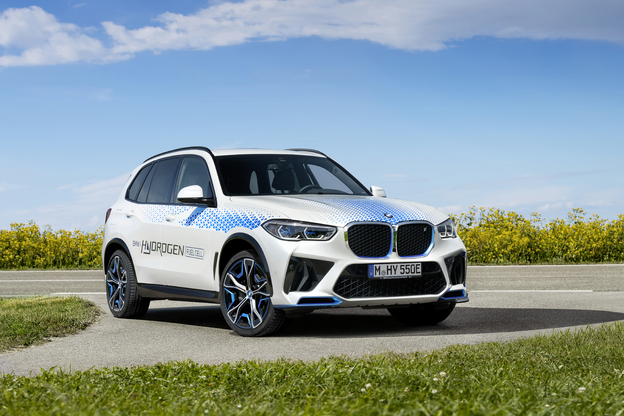 BMW iX5 Hydrogen auf der IAA Mobility 2021 erstmals fahraktiv erlebbar.