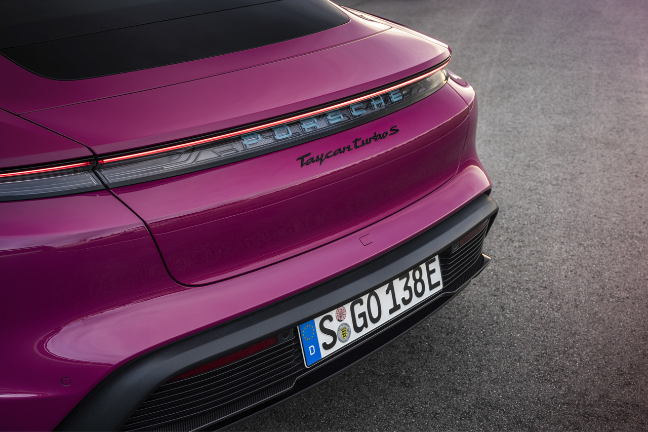 Update für den Porsche Taycan: mehr Reichweite, mehr Konnektivität, mehr Farben.