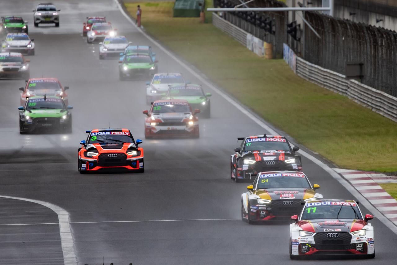 ADAC GT MAsters: Audi-Kundenteam übernimmt mit Sieg die Tabellenführung.