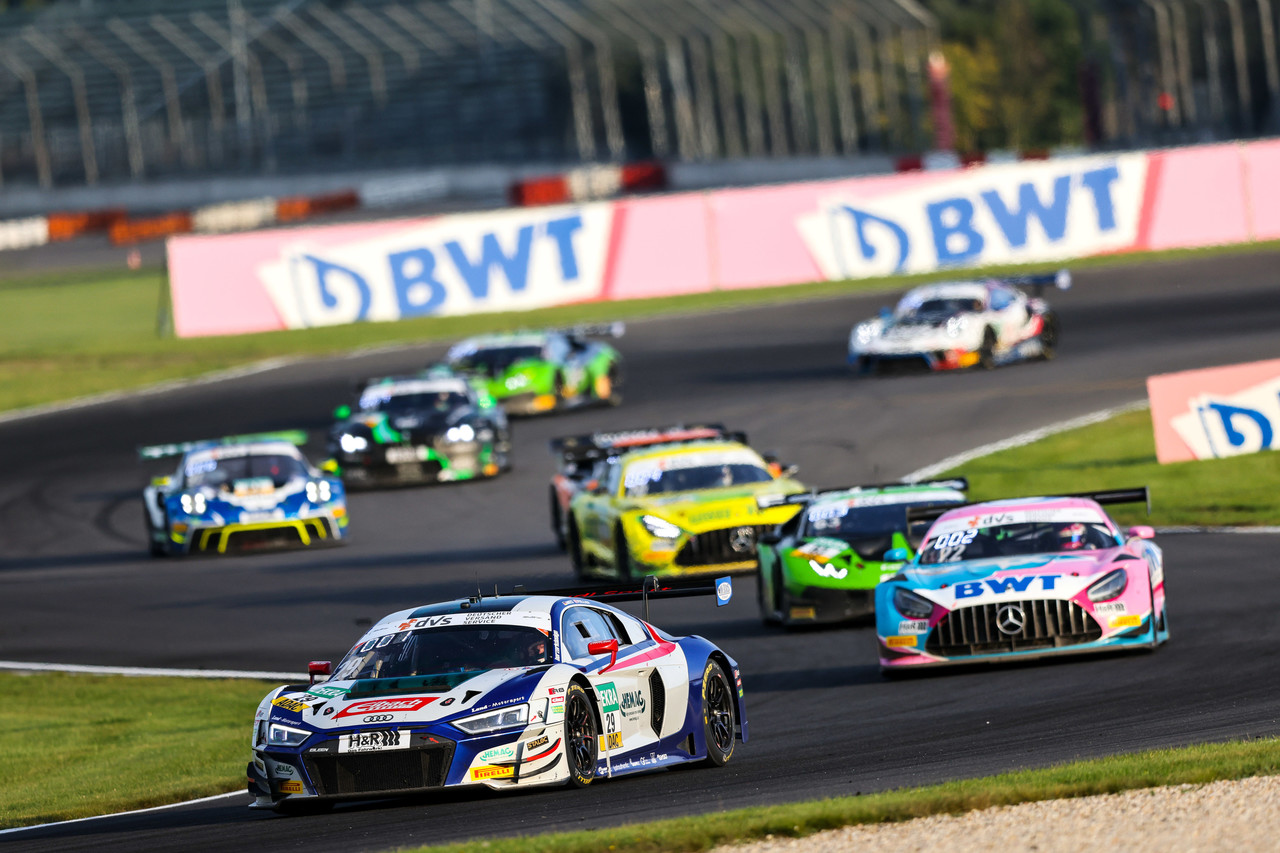 ADAC GT MAsters: Audi-Kundenteam übernimmt mit Sieg die Tabellenführung.